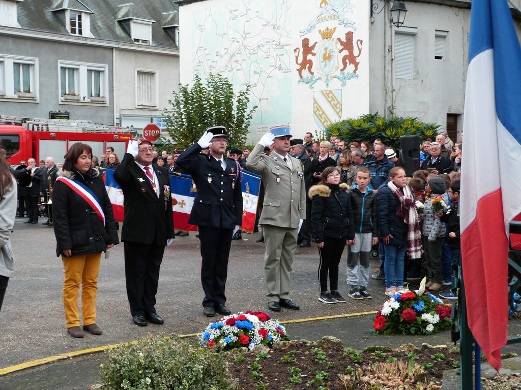 dépôt de gerbes au monument aux morts de Dormans 11 nov 2018
