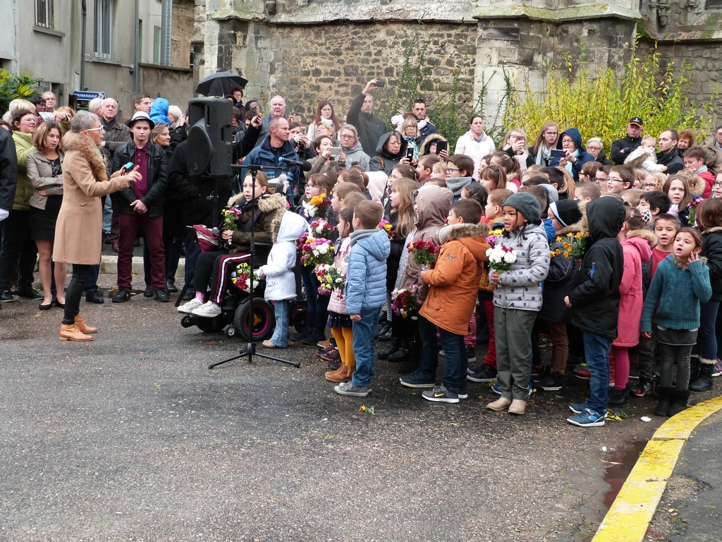 chant par les enfants de l'école élémentaire lors de la cérémonie au monument aux morts de Dormans 11 nov 2018