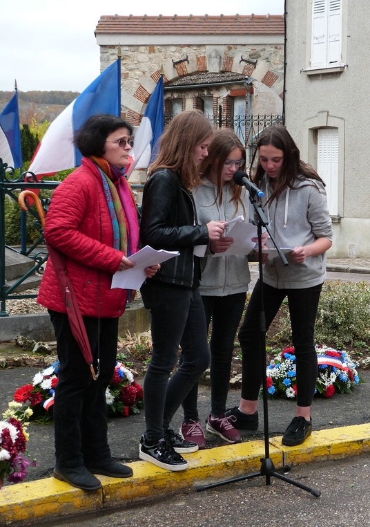 lecture des noms des morts pour la France dépôt de gerbes au monument aux morts de Dormans 11 nov 2018