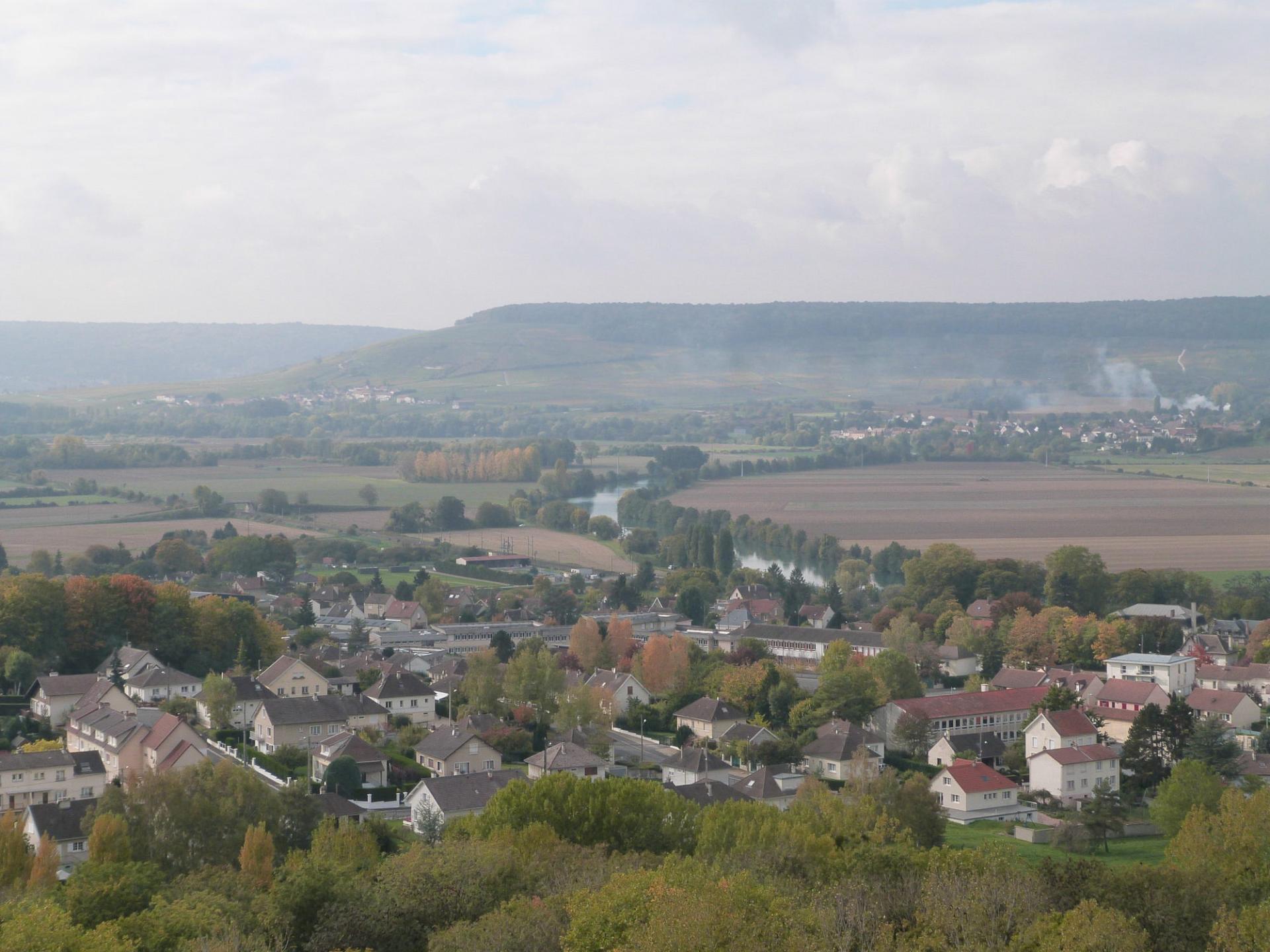 Le Mémorial de Dormans domine la vallée de La Marne