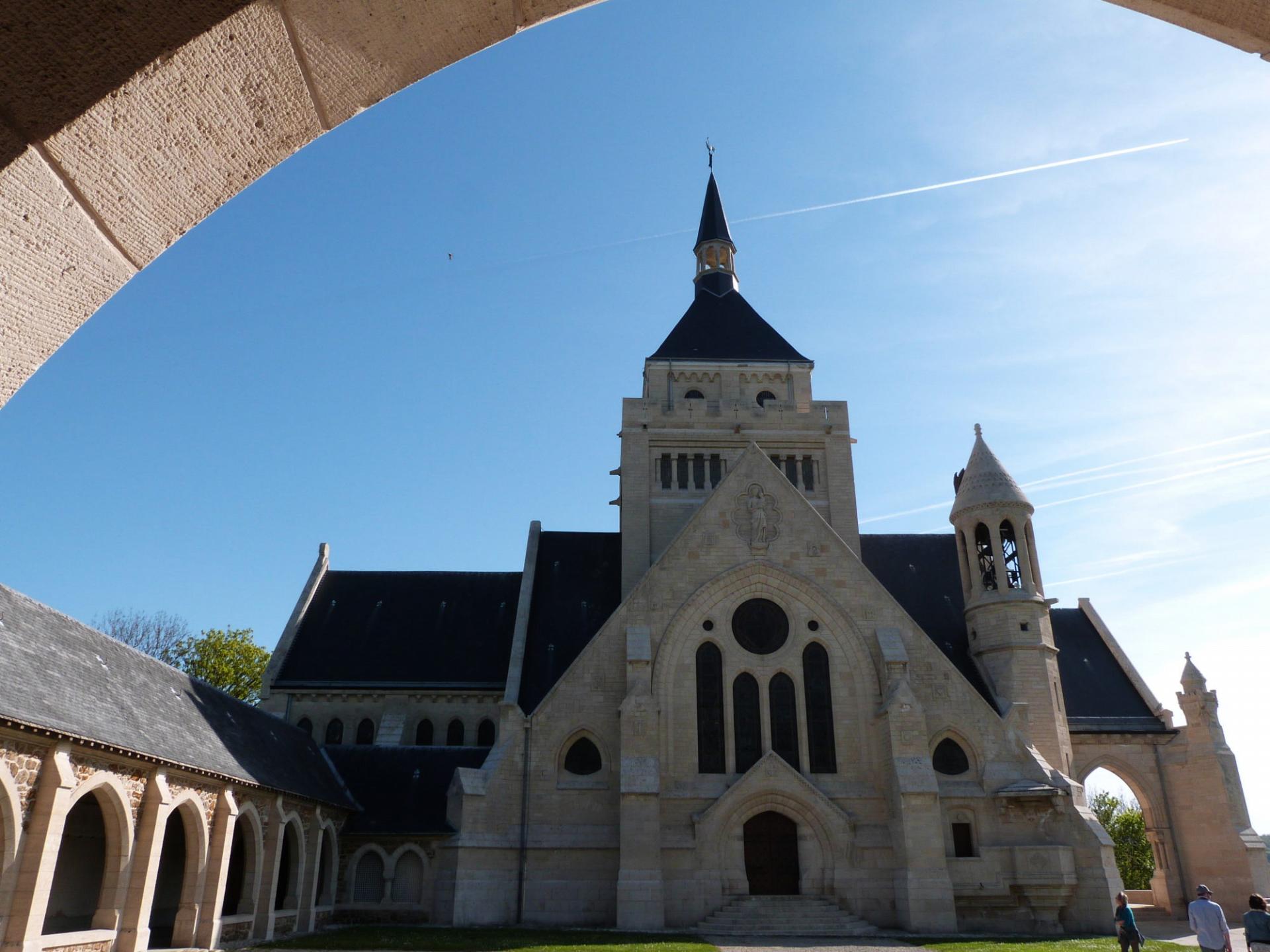 Le Mémorial de Dormans vu depuis le cloître