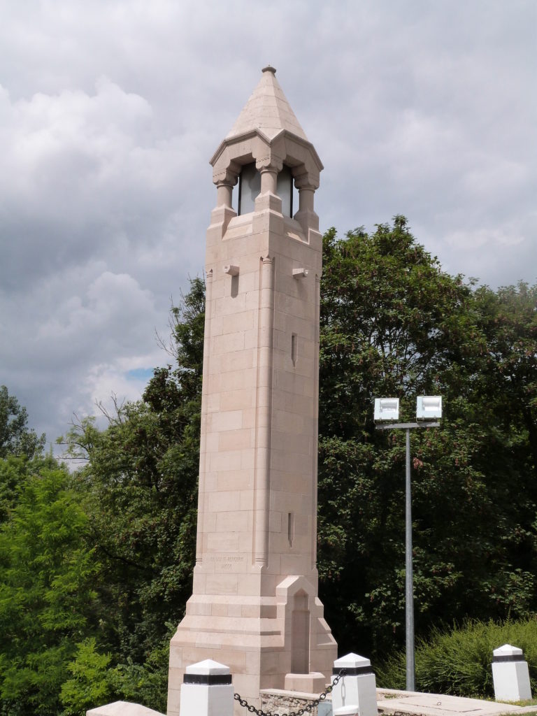 La la,terne des morts au mémorial de Dormans