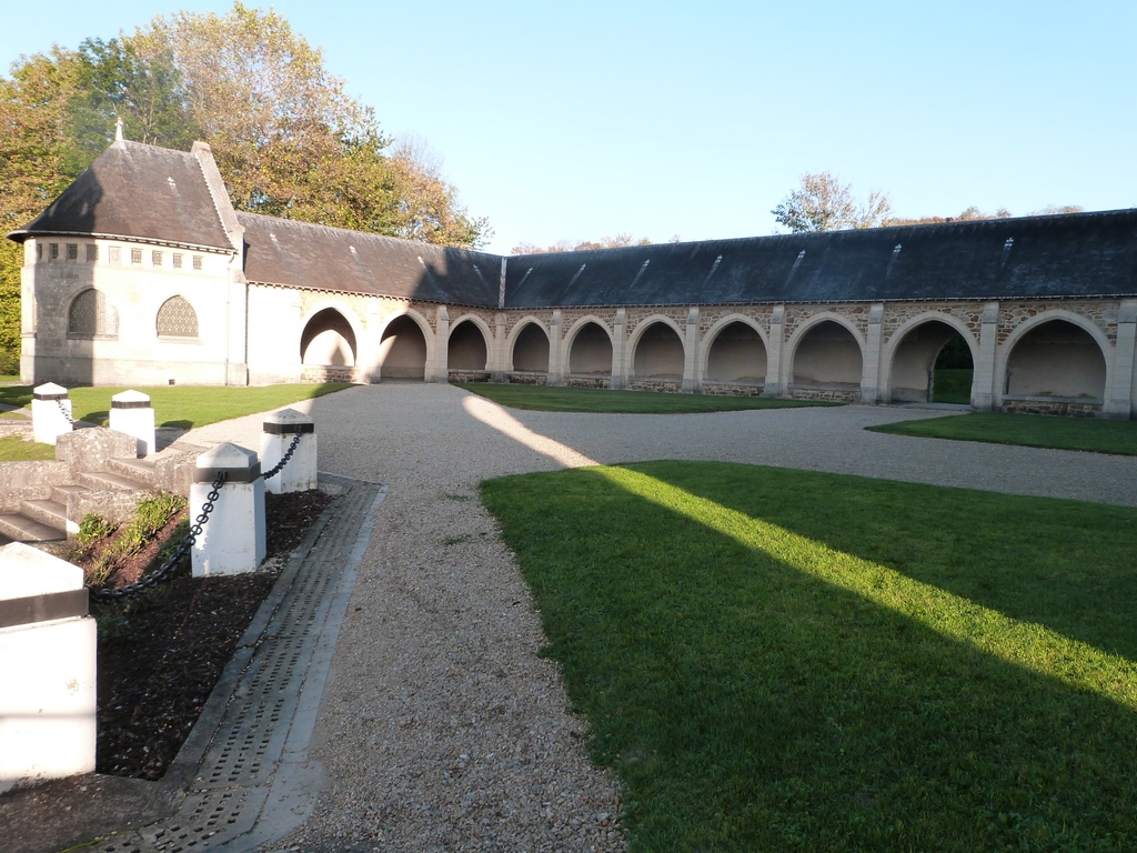 L'ossuaire et le cloître du mémorial de Dormans