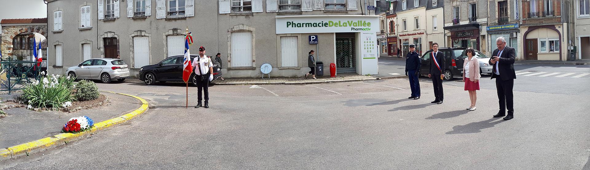 Avant la cérémonie : la place de l'église vide de toute assistance