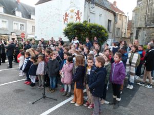 Les enfants chantent au monument aux morts de Dormans le 11 novembre 2022