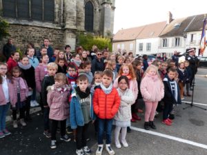 Les enfants des écoles rassemblés pour chanter la Marseillaise au monument aux morts de Dormans le 11 novembre 2022