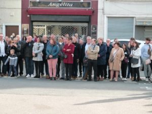 Les habitants et les élus au monument aux morts de Dormans le 11 novembre 2022