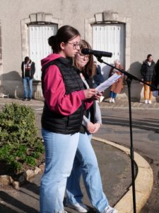 Lecture du texte officiel par Manon au monument aux morts de Dormans le 11 novembre 2022