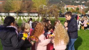 L'enseignante donne les instructions aux enfants des enfants des écoles de Dormans au cimetière militaire le 11 novembre 2022