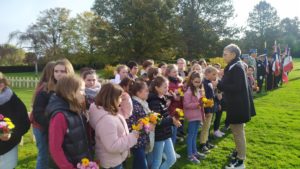 Les enfants des écoles de Dormans au cimetière militaire le 11 novembre 2022