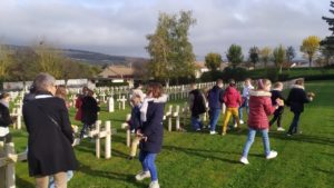 Dépôt de bouquets sur les tombes de soldats français par les enfants