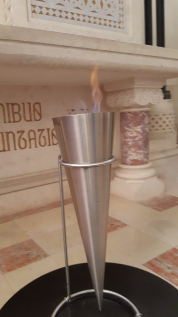 la flamme de la nation dans la chapelle supérieure du Mémorial de Dormans